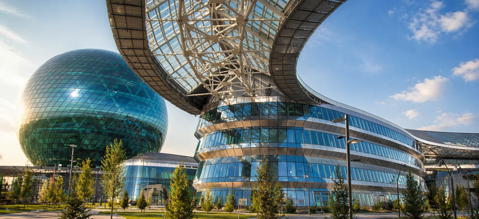Стеклянный фасад EXPO 2017 в Астане.